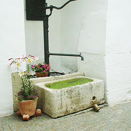 Brunnen aus altem Steintrog
